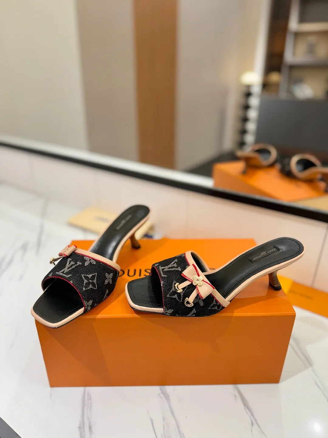 👟👟Ex-factory price 620👟👟 Latest in 2025 L✔ The latest catwalk style sandals from L✔ Home counters, official website series updated simultaneously, perfect last + LV new element button design, full of femininity, noble temperament, original reverse mold last, ultimate 1:1 shape, high-end quality, imported high-end fabrics showing exquisite texture! Fabric: LV presbyopia leather/LV denim Lining: high-quality soft sheepskin lining Feet: imported goatskin Customized A-grade high-density private mold outsole, luxurious packaging! Private model and 5cm layered leather heel Size: 34-42, (34, 40, 41, 42 customizations are not returnable)